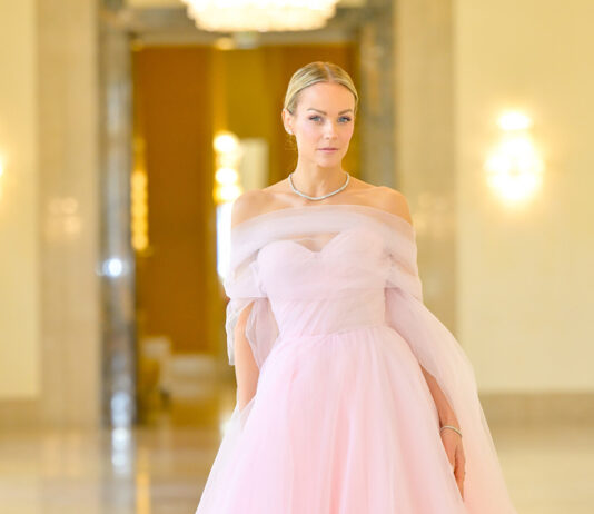 Wiener Opernball 2025: Die glamourösen Roben der Moderatorinnen
