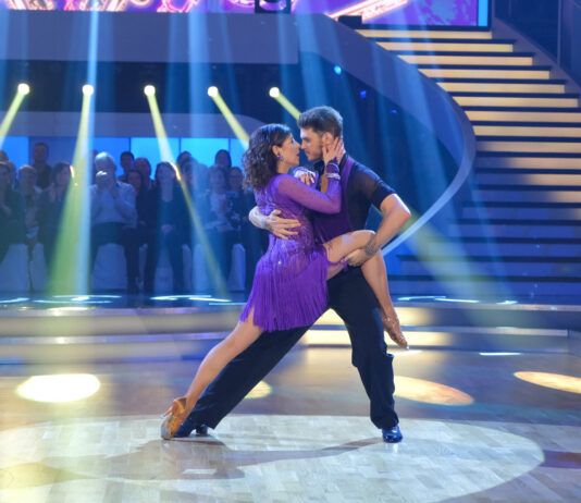 Dancing Stars 2025: Strahlender Auftakt – Tanzt sich Julia Cencig an die Spitze?