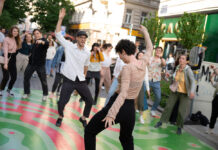 Wien – Neubau tanzt: Outdoor-Tanzabende noch bis September Tanzen unter freiem Himmel – „Neubau tanzt“ bringt Bewegung auf die Plätze des 7. Bezirks. Foto: Christoph Liebentritt
