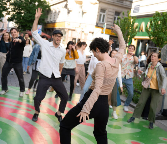 Wien – Neubau tanzt: Outdoor-Tanzabende noch bis September Tanzen unter freiem Himmel – „Neubau tanzt“ bringt Bewegung auf die Plätze des 7. Bezirks. Foto: Christoph Liebentritt