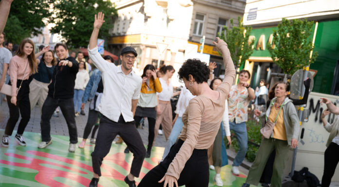 Wien – Neubau tanzt: Outdoor-Tanzabende noch bis September Tanzen unter freiem Himmel – „Neubau tanzt“ bringt Bewegung auf die Plätze des 7. Bezirks. Foto: Christoph Liebentritt