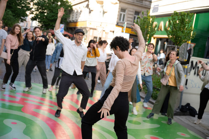 Tanzen unter freiem Himmel – „Neubau tanzt“ bringt Bewegung auf die Plätze des 7. Bezirks. Foto: Christoph Liebentritt