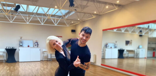 #051 – Bibi Jung: Tanzen zwischen Disziplin und Persönlichkeit Bibi Jung mit Trainer Geri in ihrer Tanzschule in der Kriehubergasse 9 in Wien.