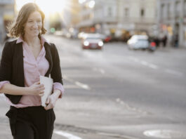 #050 – Gudrun Posedu: Wenn vier Minuten nicht mehr reichen Zwischen Bühne und Haltung: Gudrun Posedu zu Gast bei IM TANZSCHRITT. Foto: Michaela Begsteiger